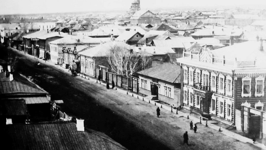 Справа - аптека Крюгера, с 1929г. - радиотрансляционный узел (ул.Пушкина, 64) Справа - аптека Крюгера, с 1929г. - радиотрансляционный узел (ул.Пушкина, 64)